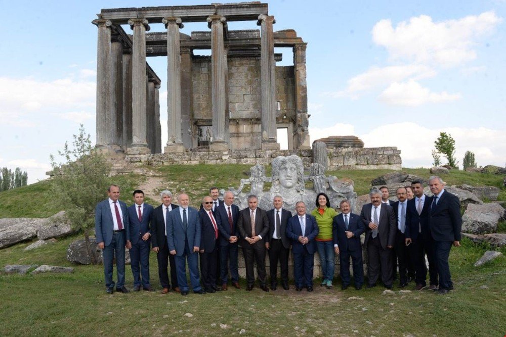 Valiler Aizonai Antik Kenti’ne Hayran Kaldı