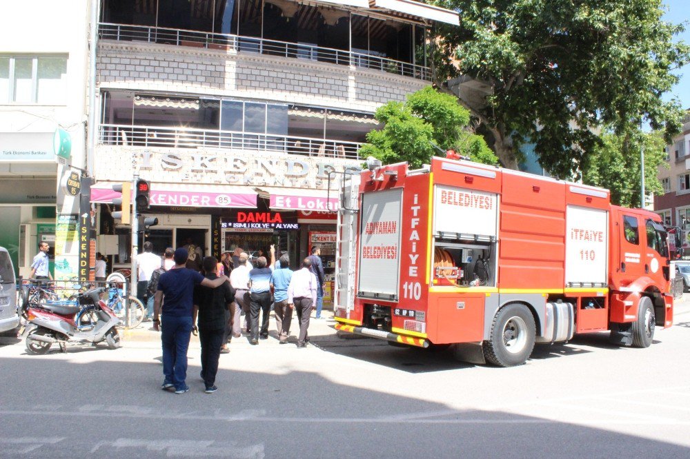 Restoranda Çıkan Yangın Paniğe Neden Oldu