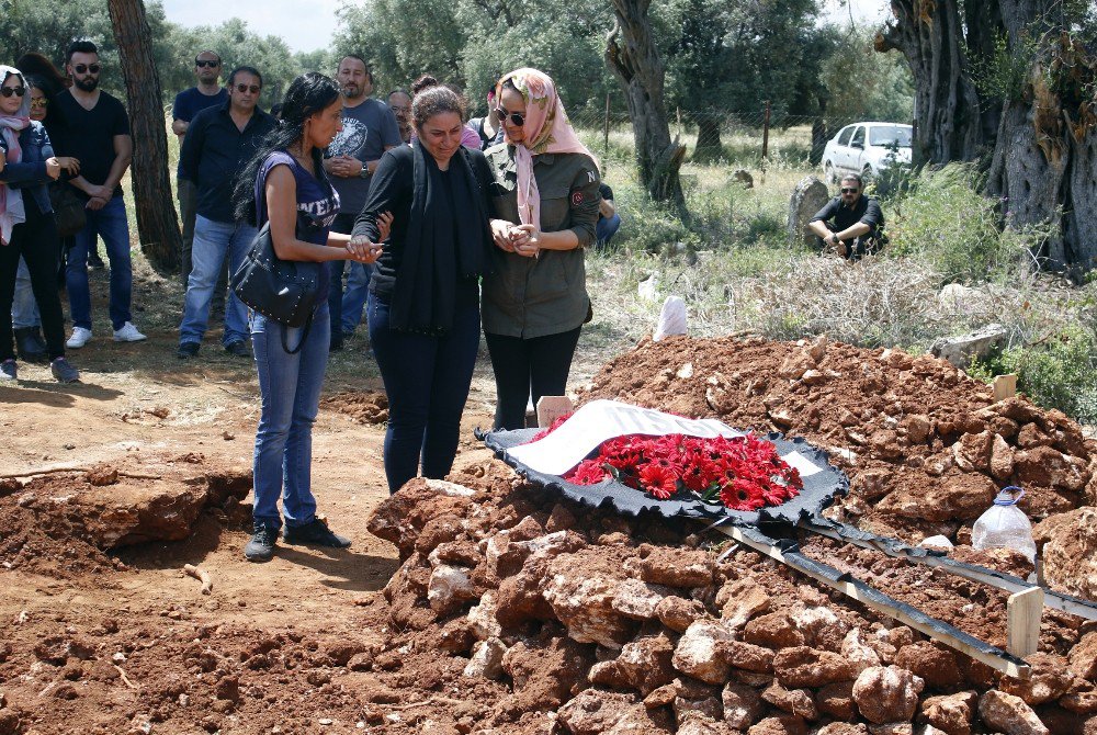 Falezlerden Düşerek Hayatını Kaybeden Müzisyen Toprağa Verildi