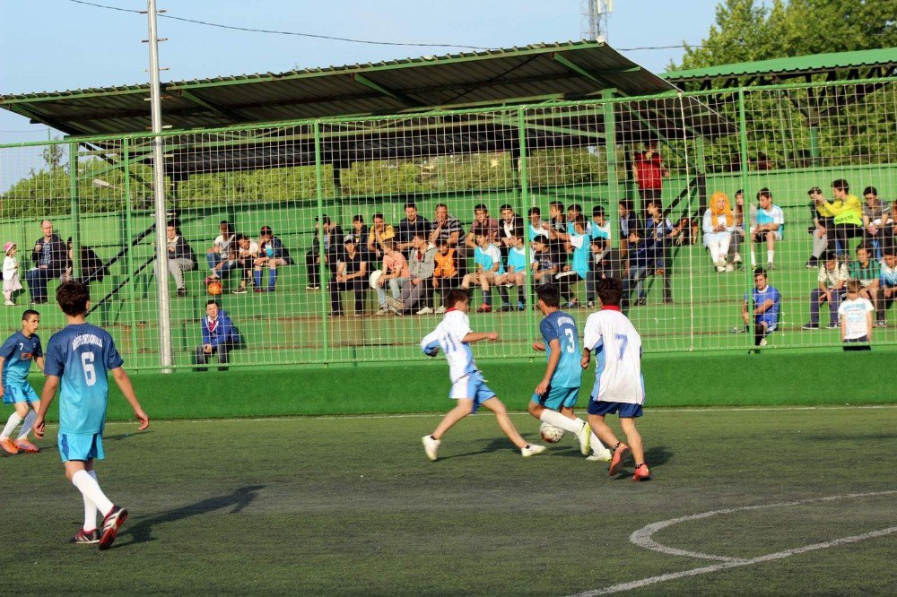 Turnuva’da Birinci Olan Takıma Başkan Karakullukçu Hediyelerini Verdi