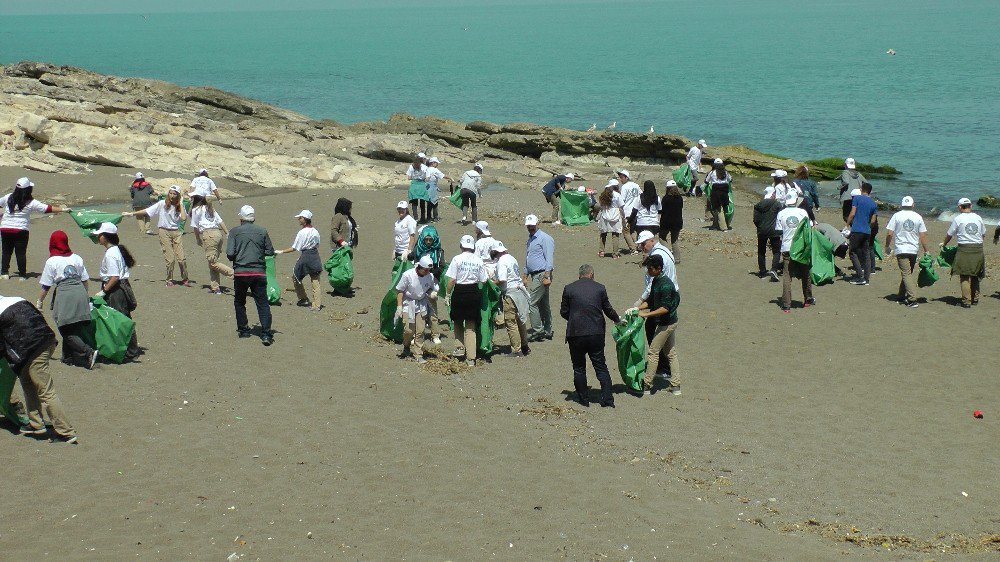 Karadeniz Sahillerini Onlarca Öğrenci Temizledi