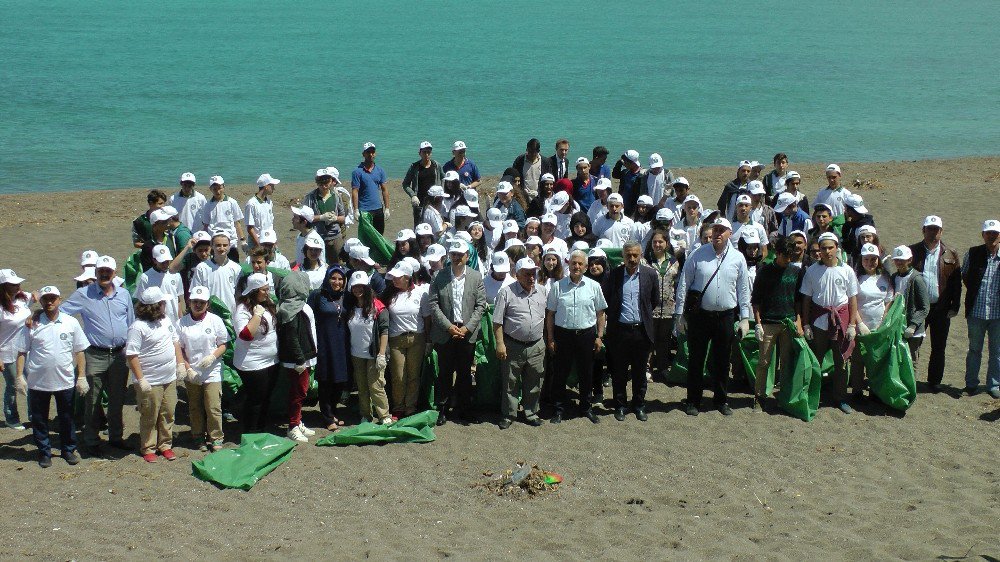 Karadeniz Sahillerini Onlarca Öğrenci Temizledi