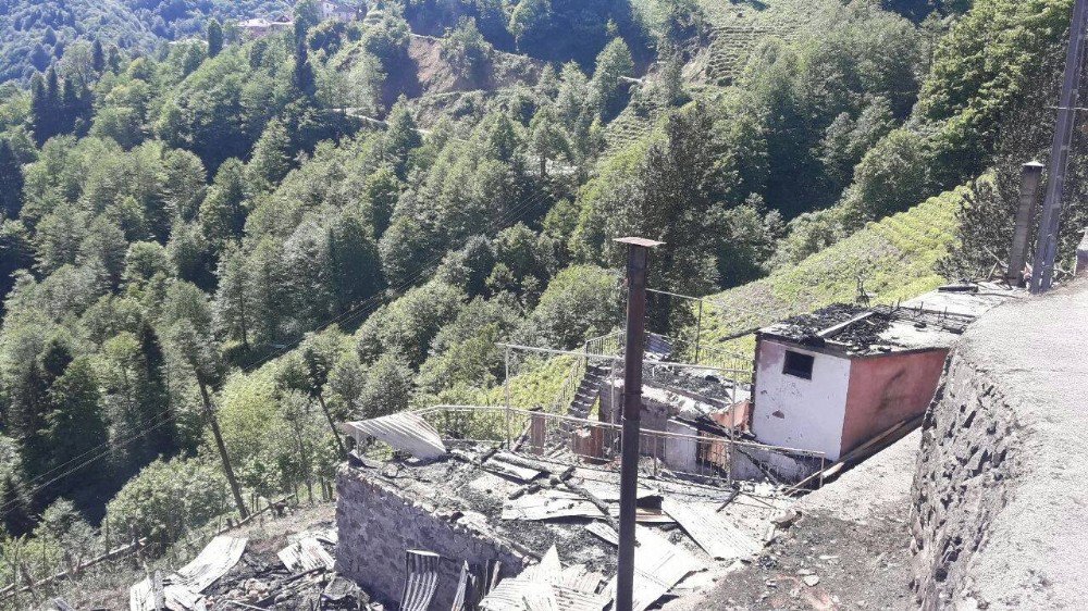 Rize Çayeli’ndeki Yangında 150 Yıllık Tarihi 3 Ev Kül Oldu