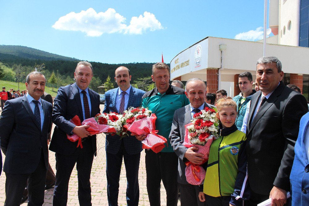 Karabüksporlu Futbolculardan Spor Lisesine Ziyaret