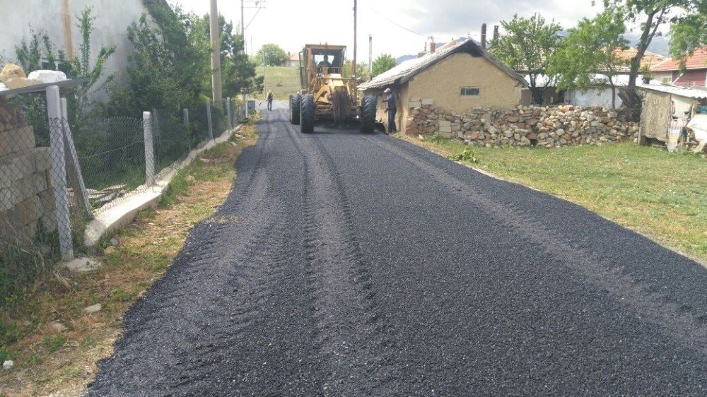 Seydişehir’de Merkez Mahallelerde Sıcak Asfalt Serildi