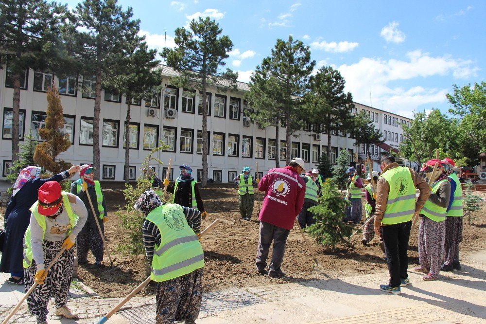 Seydişehir Belediyesi’nden Kaymakamlık Binası Etrafına Çevre Düzenlemesi