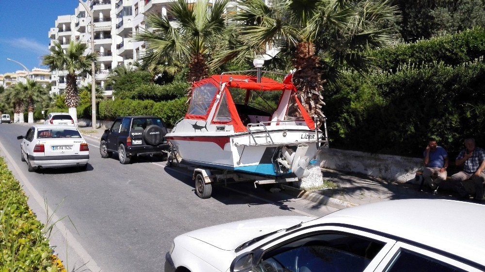 Kuşadası’nda Bulvarda Seyir Halindeki Bir Otomobile Yat Çarptı