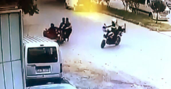 Polisi Görünce Seyir Halindeki Motosikletten Atlayıp Kaçtılar