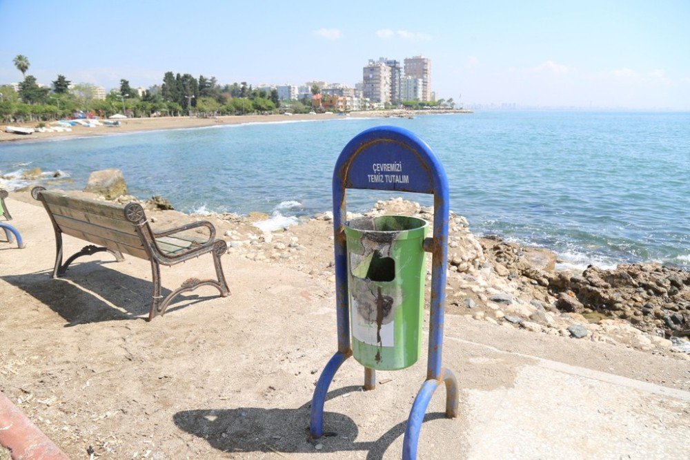 Mezitli Sahilindeki Seyyar Tuvaletler Ve Çöp Kutuları Kırılarak Tahrip Edildi