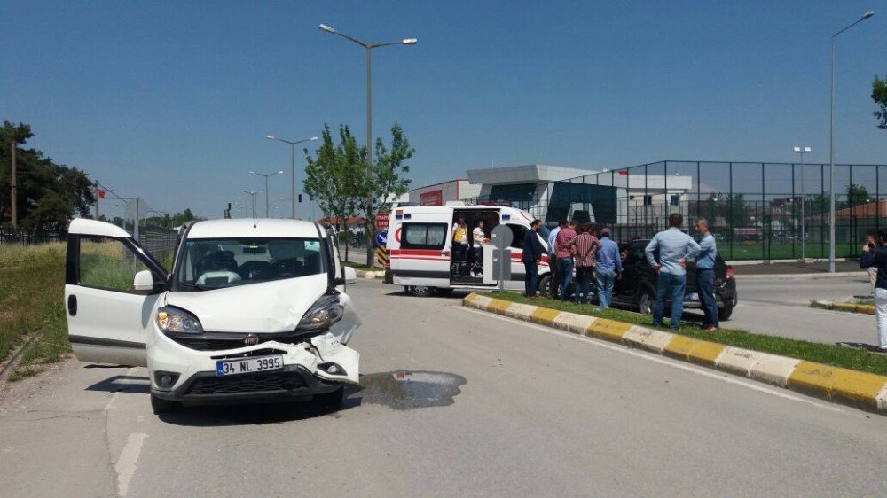 Önünde Giden Otomobile Çarptı: 2 Yaralı