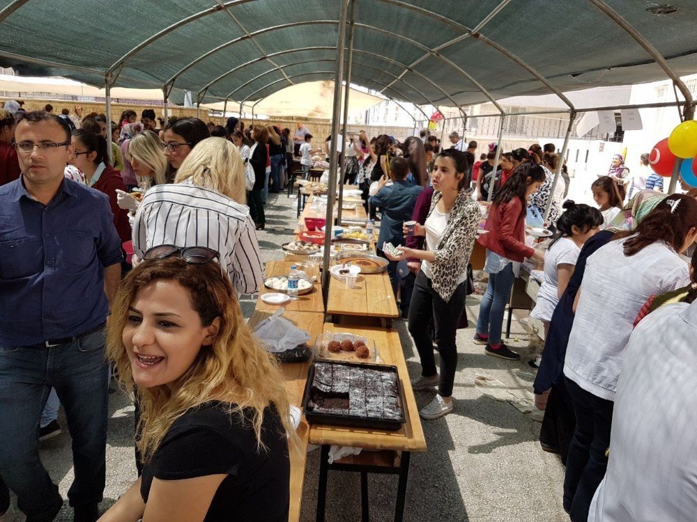 Şehit Feyzullah Taşkınsoy Ortaokulunda Kermes Şenliği