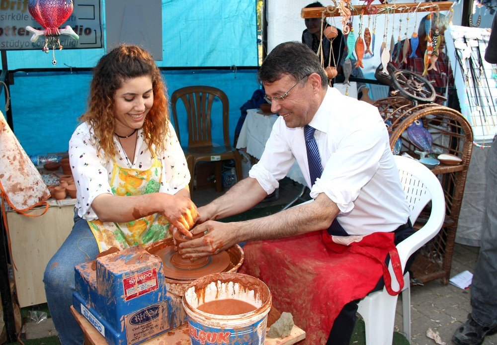 Başkan Turgut, Festival Stantlarını Gezdi