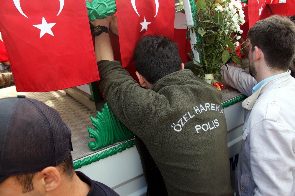 Şehit Özel Harekat Polisi Son Yolculuğuna Uğurlandı