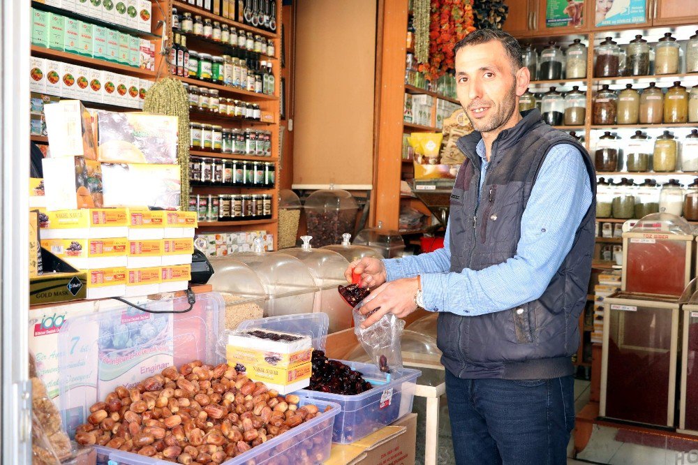 Ramazan Öncesi Hurma Ve Hoşaflık Malzemelere Rağbet Arttı