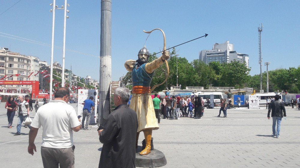 Taksim Meydanı’nda ‘Okçu’ Heykelleri