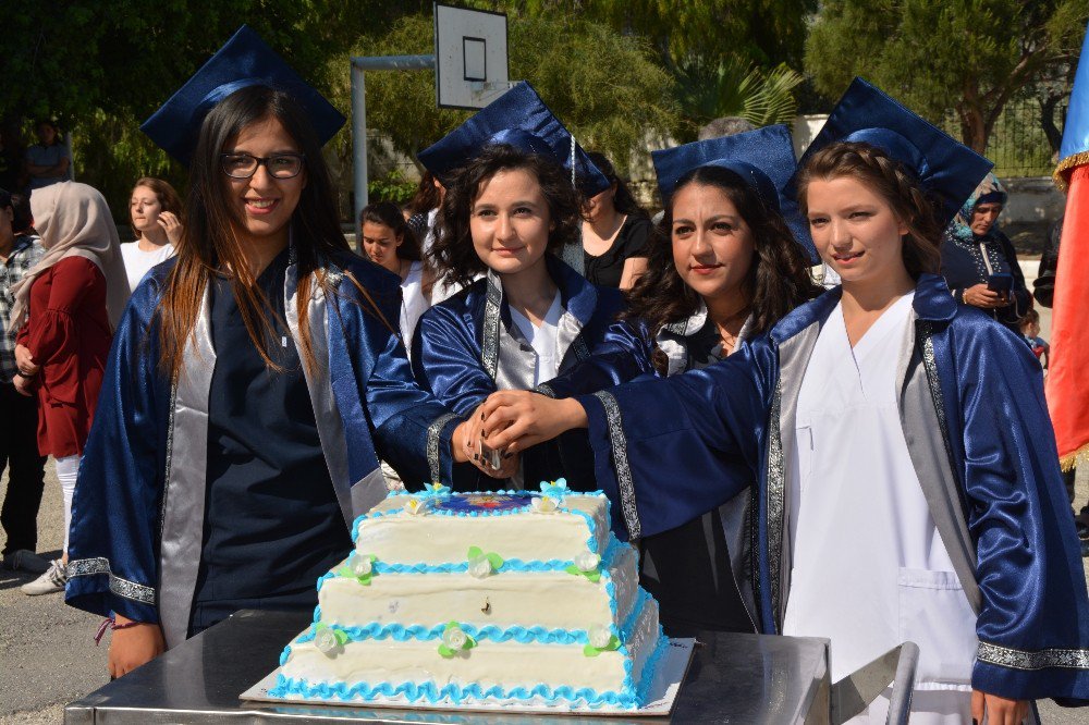 Söke Sağlık Meslek Lisesi 3 Bölümde Son Mezunlarını Verdi