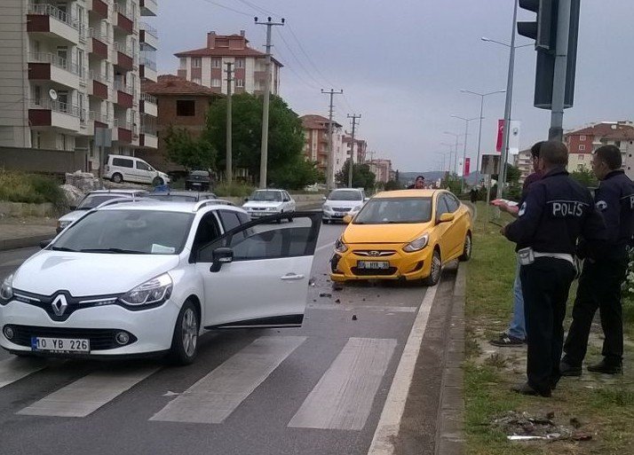 Kaygan Yol Kazaya Neden Oldu