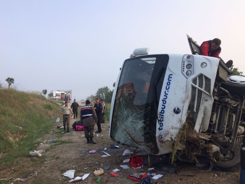 Tatilcileri Taşıyan Midibüs Kaza Yaptı: 17 Yaralı