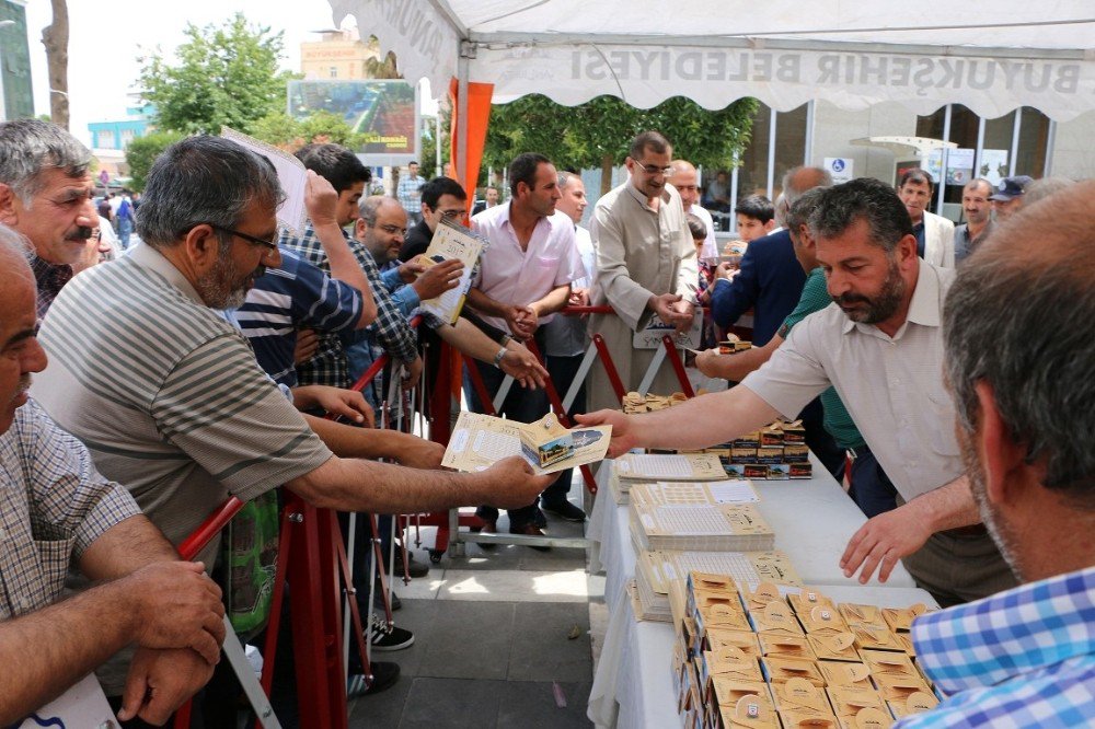 Büyükşehir Belediyesinden Vatandaşa Hurma İkramı