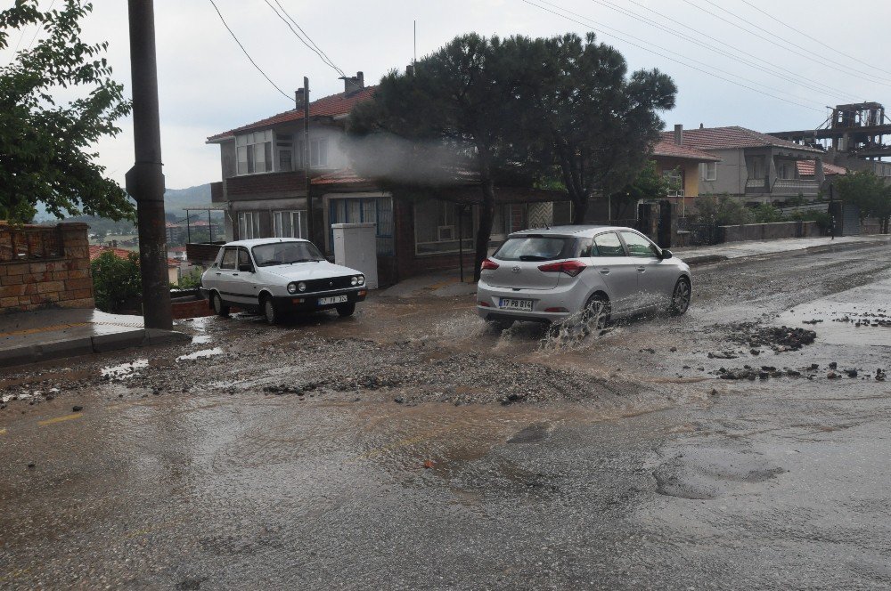 Ayvacık’ta Şiddetli Yağış Sürücülere Zor Anlar Yaşattı