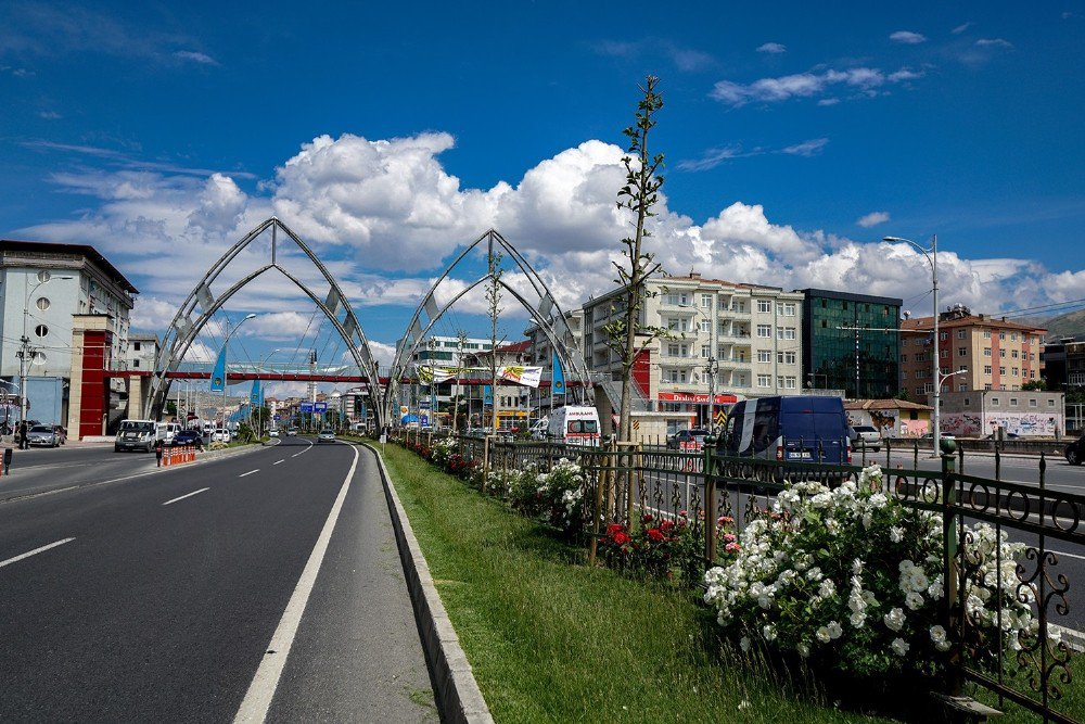 Çevre Yolu Çiçek Bahçesi Oldu