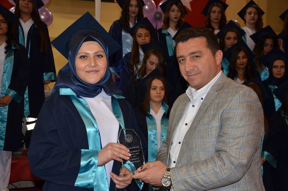 Geleceğin Sağlıkçıları Diplomalarını Aldı