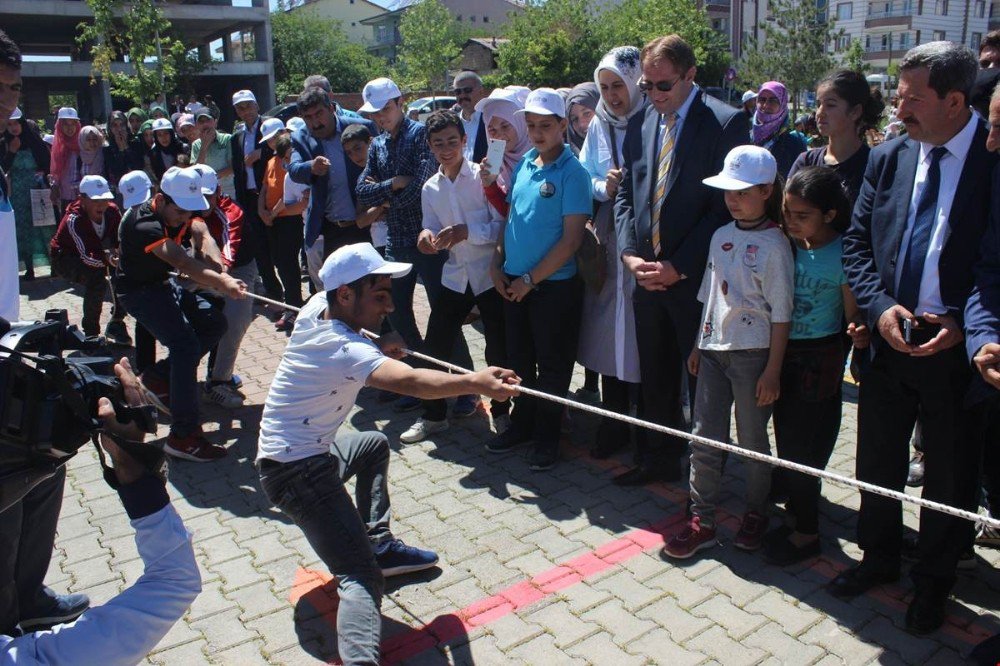 Kovancılar’da Çocuk Oyunları Olimpiyatları Renkli Görüntüler Oluşturdu