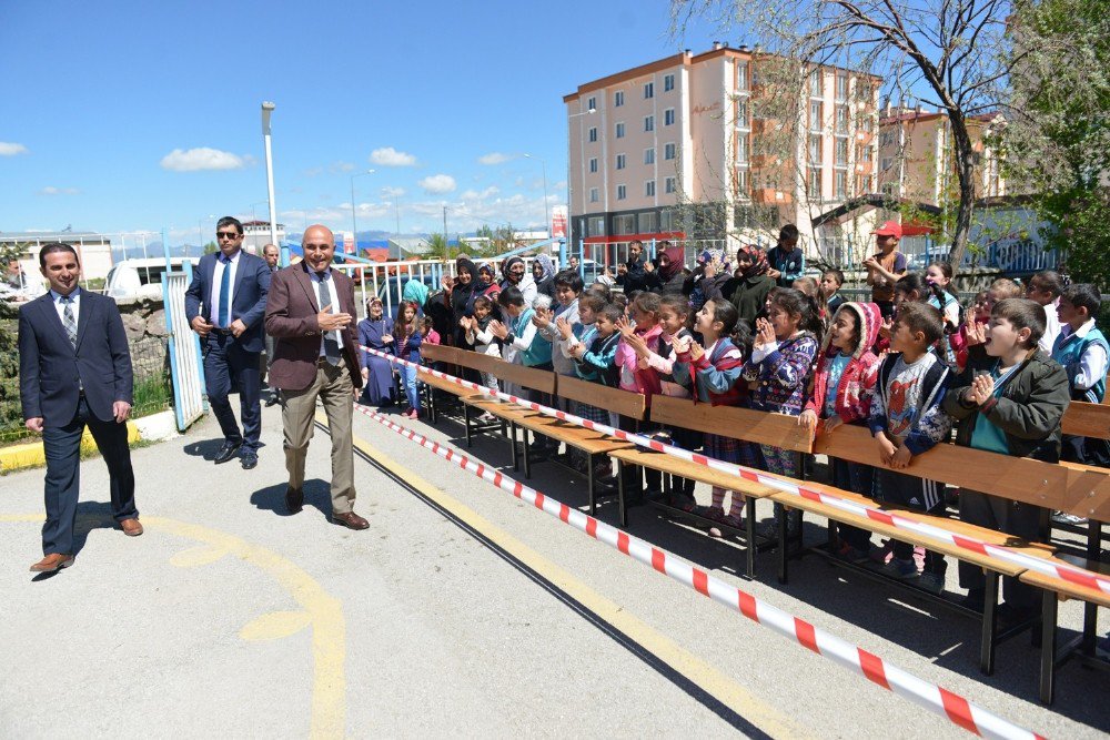 Başkan Korkut, Öğrencilere Kitap Hediye Etti