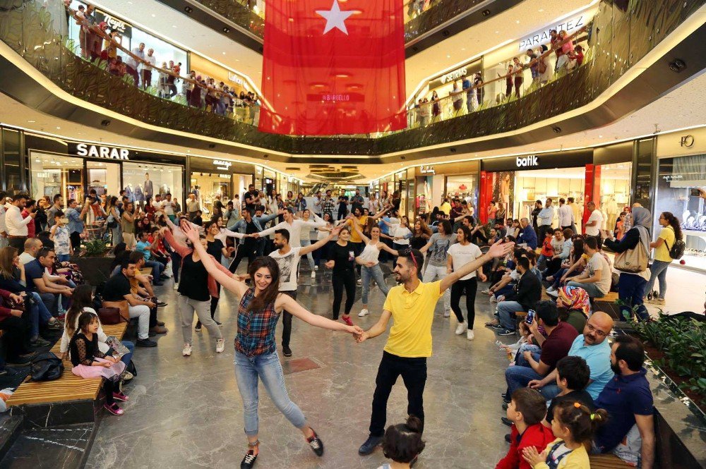 Gaün Türk Müziği Devlet Konservatuarı Öğrencilerinden Flash Mob Etkinliği