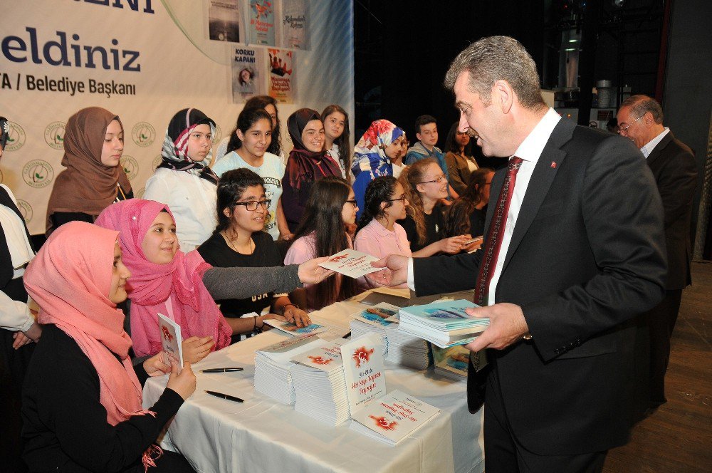 Gaziosmanpaşalı Genç Yazarlar, İmza Töreninde Eserlerini İmzaladı