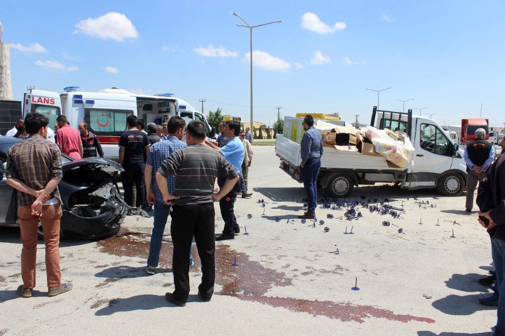 Karaman’da Kamyonet İle Otomobil Çarpıştı: 3 Yaralı