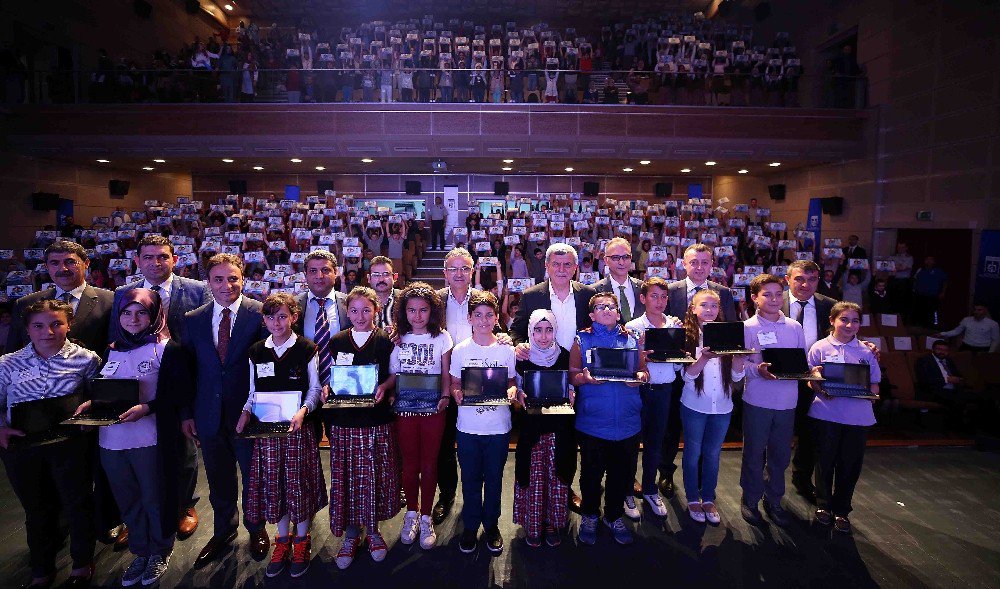 Gebze’deki Öğrenciler Yeni Nesil Tabletlerine Kavuştu