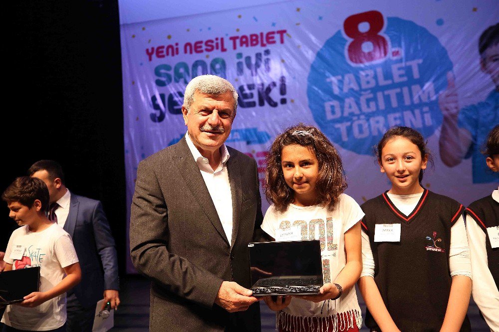 Gebze’deki Öğrenciler Yeni Nesil Tabletlerine Kavuştu