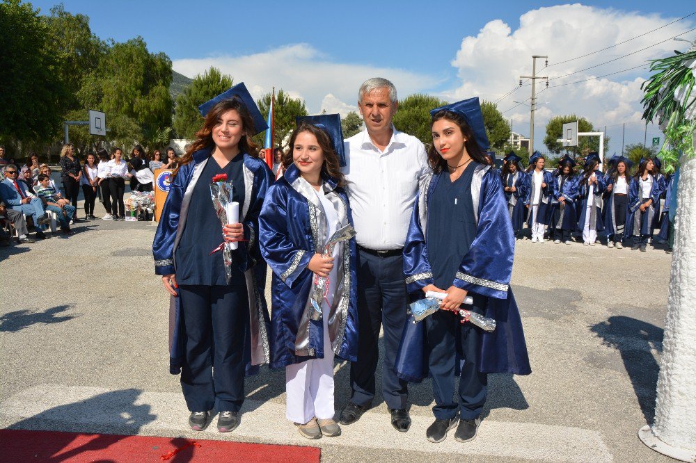 Söke Sağlık Meslek Lisesi 3 Bölümde Son Mezunlarını Verdi