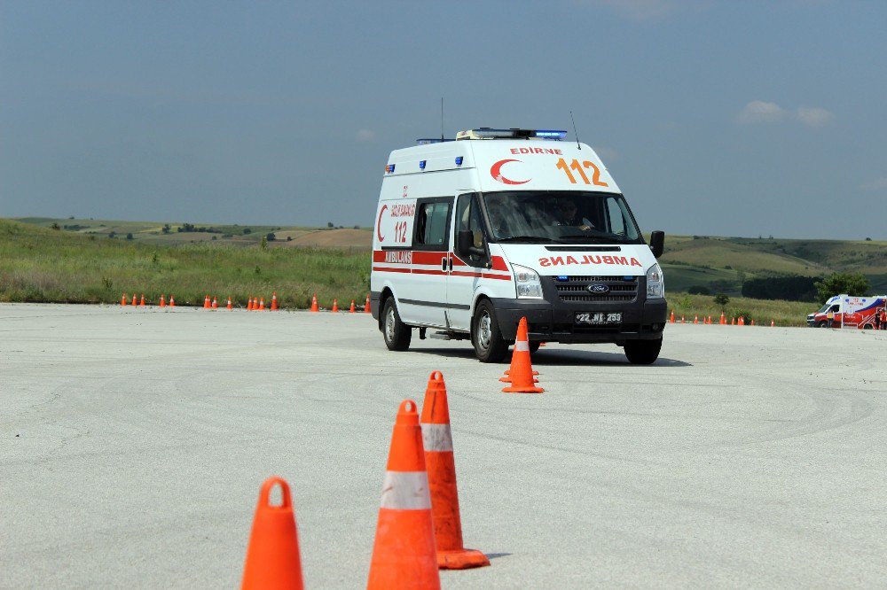 Kadın Ambulans Şoförleri Erkeklere Taş Çıkartıyor