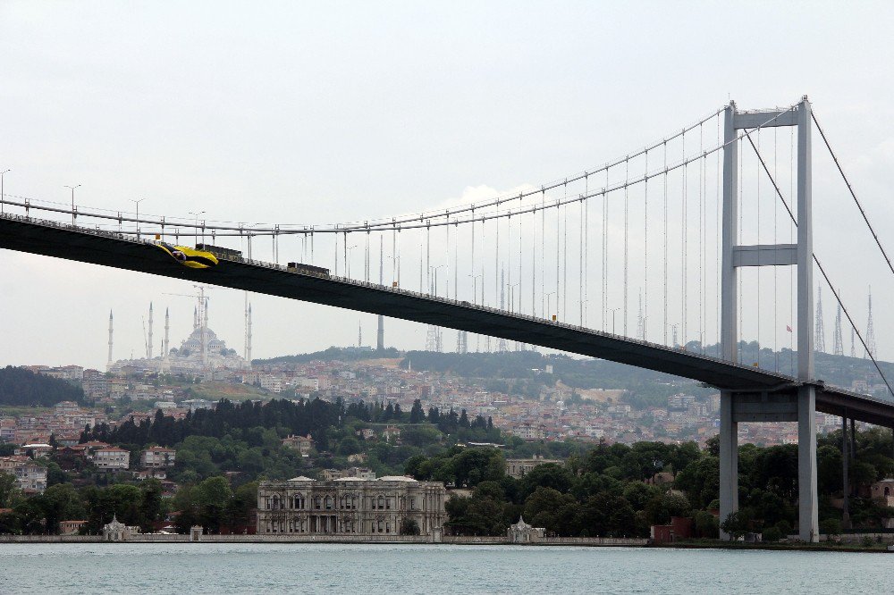 15 Temmuz Şehitler Köprüsü’ne Fenerbahçe Bayrağı Asıldı