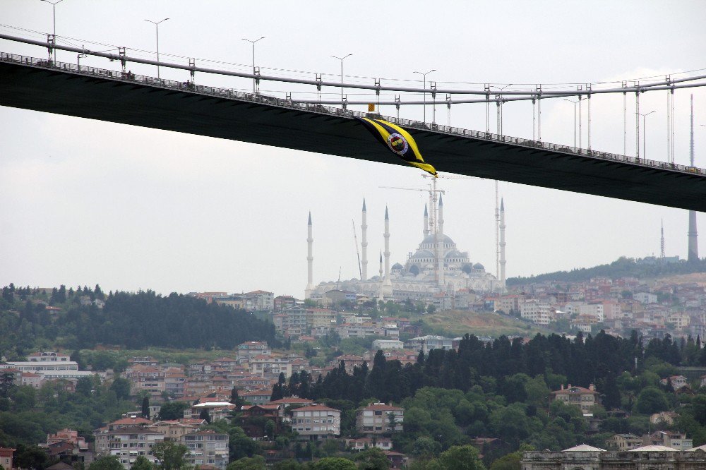 15 Temmuz Şehitler Köprüsü’ne Fenerbahçe Bayrağı Asıldı