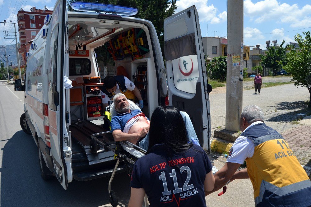 Kozan’da Yolda Yürüyen Vatandaş Bıçaklandı