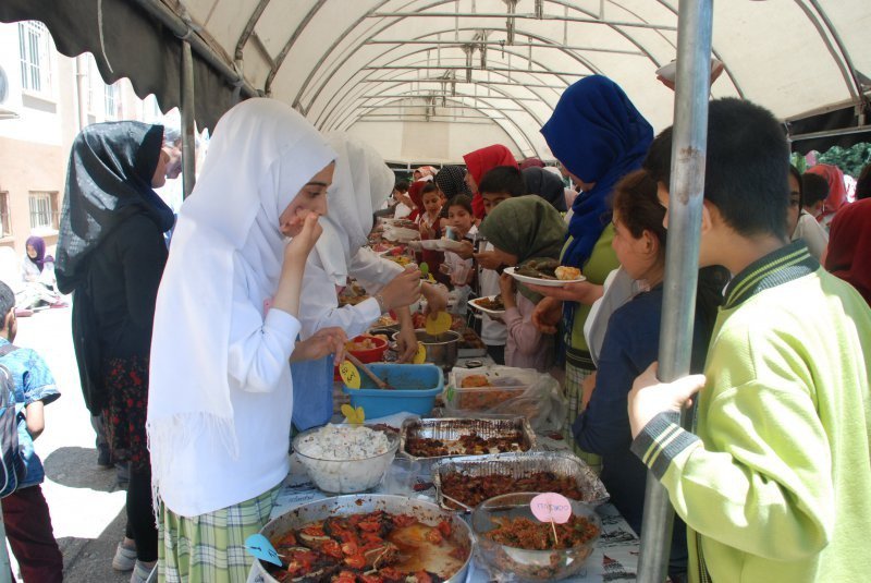 Öğrenciler Resim Sergisi Ve Kermes Açtı