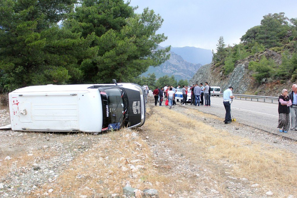 Antalya’da Otel Servis Minibüsü Devrildi:5 Kişi Yaralandı