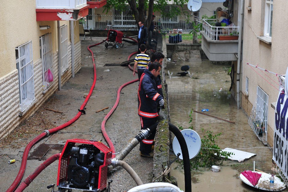 Başkent’te Ev Ve İş Yerlerini Su Bastı