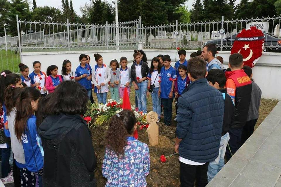 Beytüşşebaplı Öğrenciler Samsun Şehidinin Mezarına Karanfil Bıraktı