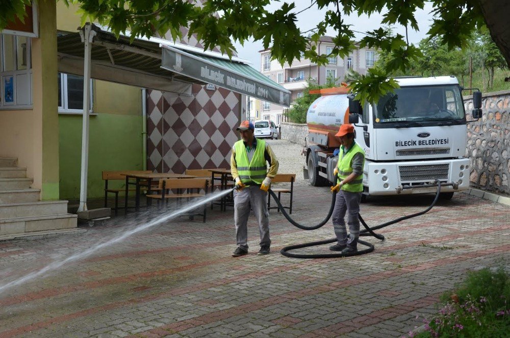 Cami Önleri İle Cadde Ve Sokaklar Temizleniyor