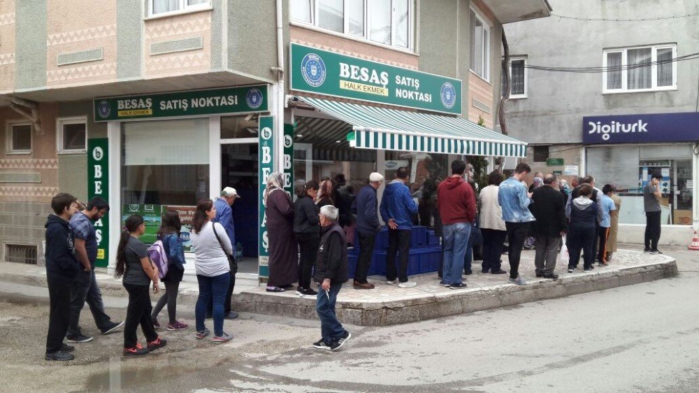 Bursa’da İftar Vaktinde Pide Kuyruğu