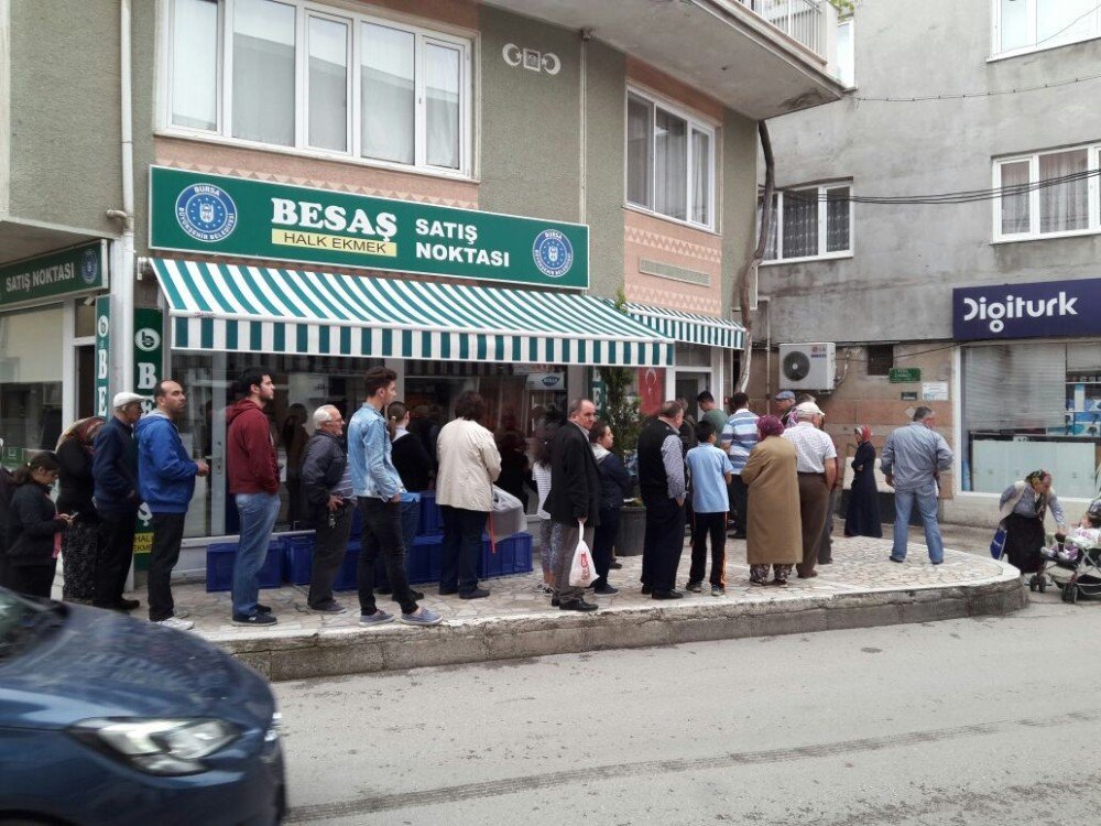 Bursa’da İftar Vaktinde Pide Kuyruğu