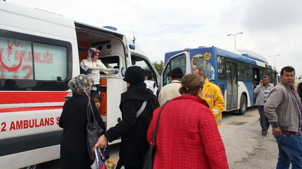 Otobüs İle Kamyon Çarpıştı: 10 Yaralı