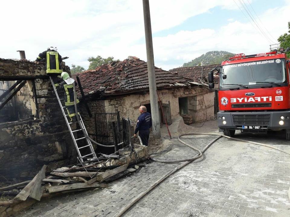 Evin Alevler İçinde Kaldığı Saniyeler Cep Telefonuna Yansıdı