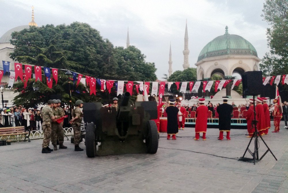 Sultanahmet’te 30 Bin Kişi Top Atışıyla İlk Oruçlarını Açtı