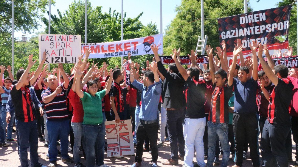 Gaziantep Taraftarından "Kızıl" Protestosu