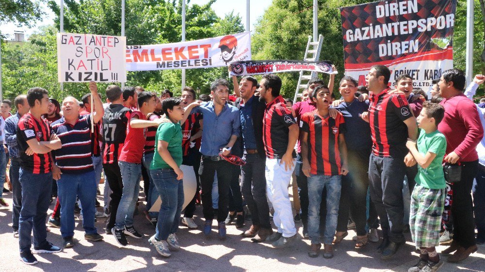 Gaziantep Taraftarından "Kızıl" Protestosu